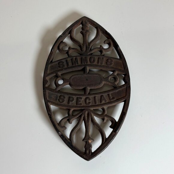 Simmons Special Cast Iron Trivet Footed Ornate Design Vintage - Picture 1 of 4